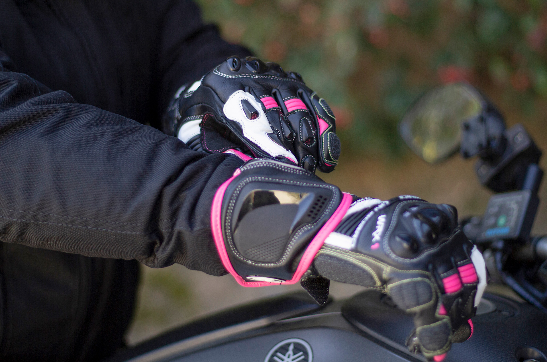 Guantes de moto para mujer muy ventilados On Board Free rosa y negro.